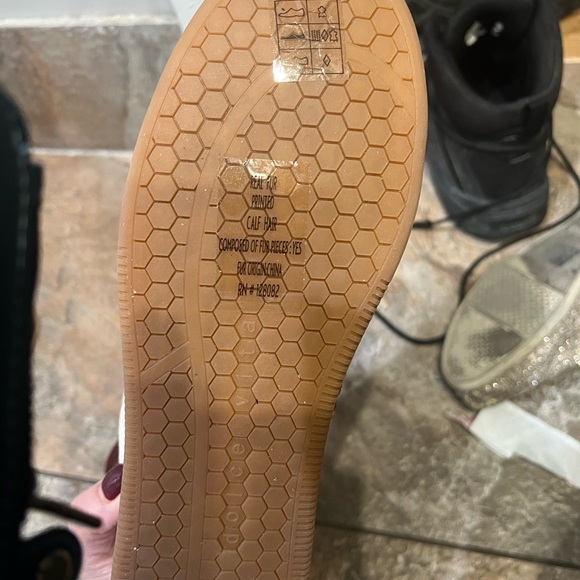 Stylish dolce vita WoMen's Sneakers in Cream and Burgundy. Size 9.5 - Picture 2 of 4